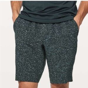 Lululemon Pace Breaker Short 9" Linerless
Mix Match Asphalt Grey Black